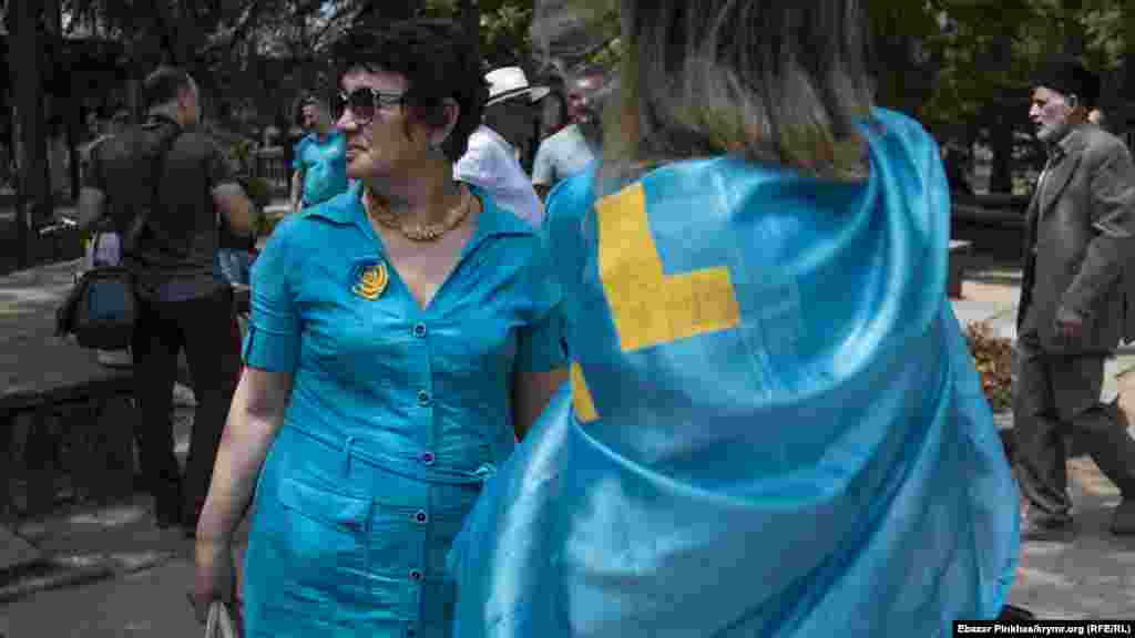 Аксессуары в цветах украинского флага и тамга – крымскотатрский флаг – на участниках митинга