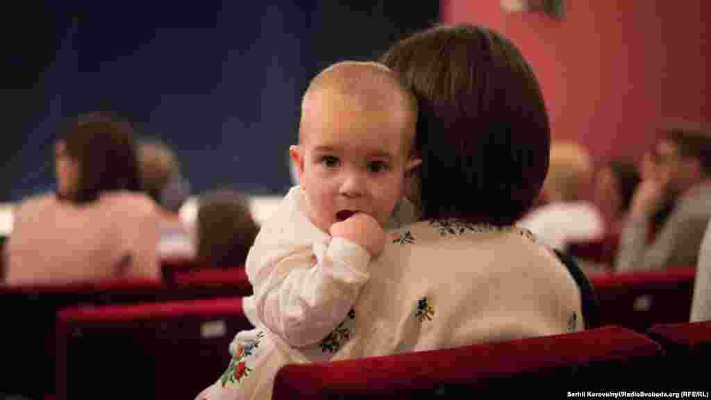 Найменші глядачі також були у відповідному вбранні