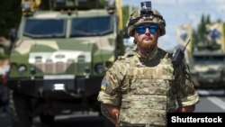 Урочистий марш українських військових з нагоди третьої річниці звільнення Маріуполя від російсько-гібридних сил, 17 червня 2017 року