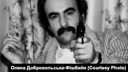 Український поет Мойсей Фішбейн у потязі під час мандрівки Італією. Початок 1980-х років