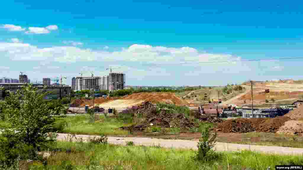 На северном краю «Крымской розы» началось строительство улично-дорожной сети с надземным переходом через объездную дорогу. По проекту, ближняя улица (внизу снимка) получила имя Николая Багрова, бывшего ректора ТНУ. Она пересечется с тремя улицами – имени Андрея Карлова, Виталия Чуркина и Александра Захарченко. Напомним, первый – российский посол в Турции, застреленный в 2016 году в Стамбуле местным террористом, второй – постоянный представитель Российской Федерации при ООН, третий – убитый три года назад руководитель незаконной группировки «ДНР»