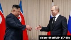 Лідер КНДР Кім Чен Ин (ліворуч) та президент РФ Володимир Путін (зліва направо) під час зустрічі на території Далекосхідного федерального університету (ДВФУ) на острові Російська. Валерій Шаріфулін/ТАРС