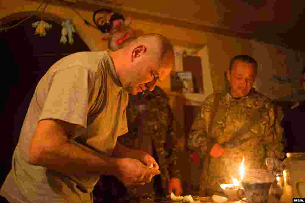 Из-за нехватки ресурсов добровольцам приходится проявлять изобретательность. На фото «Леший» импровизирует, готовя лекарства для товарища, страдающего зубной болью. До войны «Леший» 11 лет проработал менеджером в компании Nestle