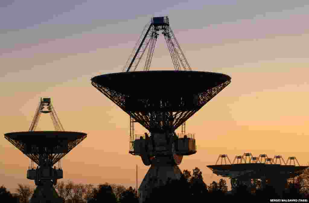 20 ноября 2017 года. Антенный комплекс Евпаторийского центра дальней космической связи в селе Витино.   После аннексии Крыма Россия начала использовать расположенные на полуострове космические объекты для реализации своей космической программы. Центр дальней космической связи (НИП-16) под Евпаторией Россия включила в свою структуру войск воздушно-космической обороны.   В октябре 2020 года миссия Украины на заседании комитета Генассамблеи ООН заявила о российской милитаризации гражданских космических объектов в Крыму. Она назвала передачу Центра дальней космической связи под контроль российского Минобороны свидетельством усиления милитаристского компонента в политике России как по Крыму, так и открытому космосу. Россия на это сообщение не отреагировала.   Больше о главных космических объектах полуострова – в фотогалерее Крым.Реалии