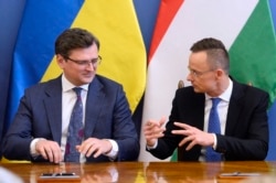 Міністри закордонних справ України Дмитро Кулеба та Угорщини Петер Сійярто під час візиту. Будапешт 29 травня 2020 року