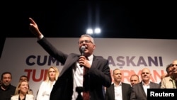 Kipr türklərinin yeni lideri Tufan Erhürman ikiyə bölünmüş paytaxt Nikosiyada seçkilərdə qələbəni qeyd edir.