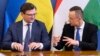 Міністр закордонних справ України Дмитро Кулеба (ліворуч) і міністр зовнішньої економіки і закордонних справ Угорщини Петер Сійярто. Будапешт, 29 травня 2020 року