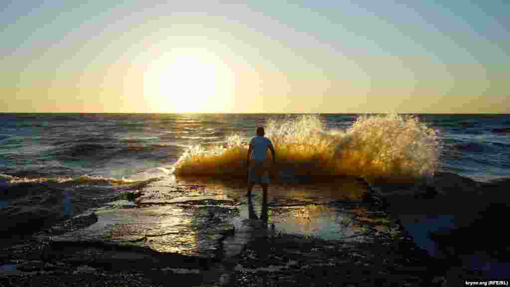 Июль 2017 года. Мальчик на буне во время шторма в селе Песчаное, что под Бахчисараем