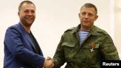 Окупований Донецьк, 7 серпня 2014 року. Тодішні ватажки угруповання «ДНР», що визнане в Україні терористичним, громадянин Росії Олександр Бородай (ліворуч) і Олександр Захарченко