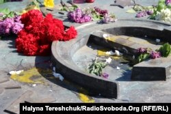 Цей радянський символ уже демонтували на Марсовому полі