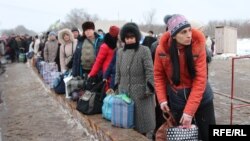 Перетин лінії розмежування біля КПВВ «Майорське» на Донбасі.