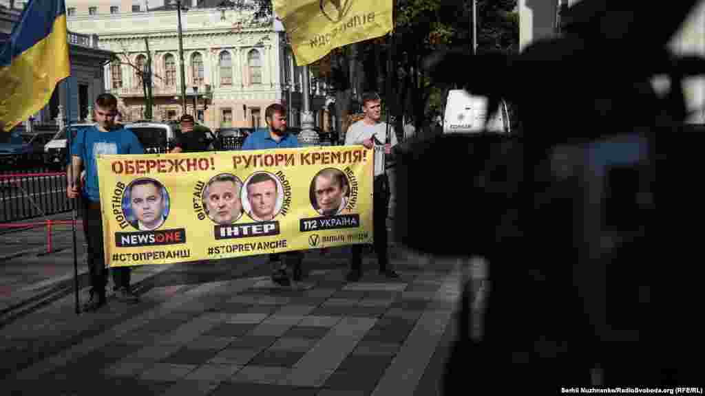 Банер із зображеннями власників деяких медіа: Андрія Портнова («NewsOne»), Віктора Медведчука («112 Україна»), Дмитра Фірташа та Сергія Льовочкіна («Інтер»)