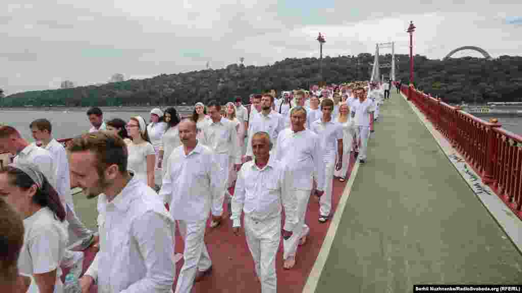 Символічна хода від пам’ятника Магдебурзькому праву через Пішохідний міст на Труханів острів, де і відбулося Святе хрещення у водах Дніпра