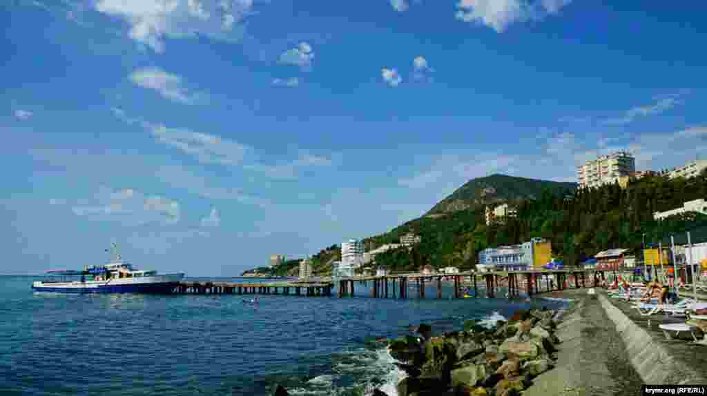 Особенное отличие этого морского курорта от других в том, что из Профессорского уголка открывается вид на гору Кастель 