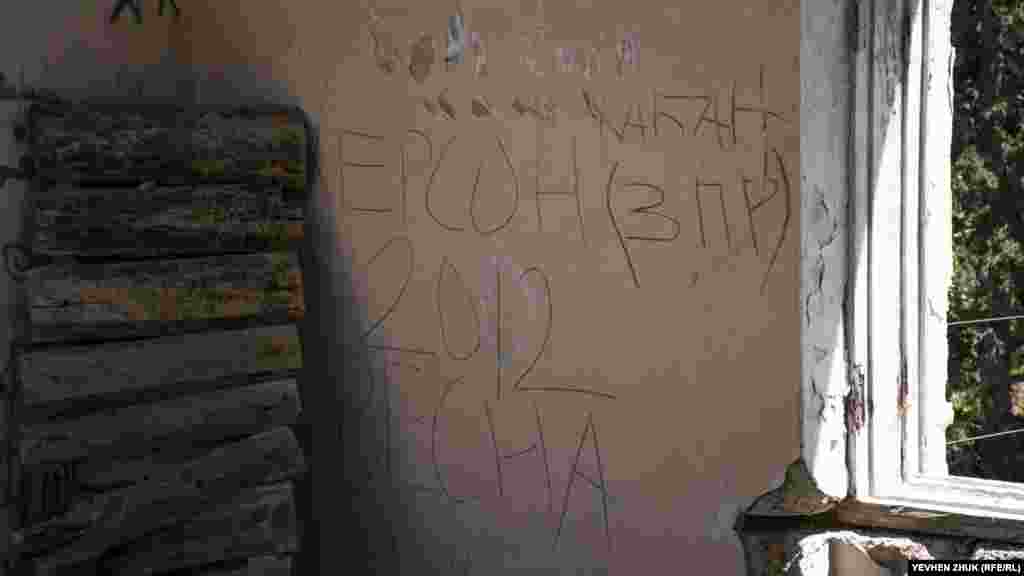 Старая надпись на стене про «ДМБ-2012»