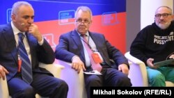 Гарри Каспаров, Владислав Иноземцев, Марат Гельман на Форуме свободной России. Вильнюс 11 апреля 2018.