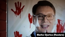 Lik predsednika Srbije Aleksandra Vučića na prostorijama Srpske napredne stranke, išaran crvenom farbom koja simbolizuje parolu "ruke su vam krvave" na prvom protestu u Novom Sadu, 5. novembar 2024.