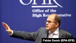 Будь-яке посилання на Офіс Верховного представника було вилучено після того, як Крістіан Шмідт, який наразі обіймає цю посаду, заявив у своїй першій доповіді Раді Безпеки, що балканська держава перебуває під «екзистенційною загрозою» через дії боснійських сербів