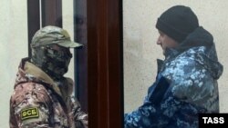 Затриманий ФСБ український моряк (п) на суді в Київському районному суді міста Сімферополя. Фото 28 листопада 2018 року