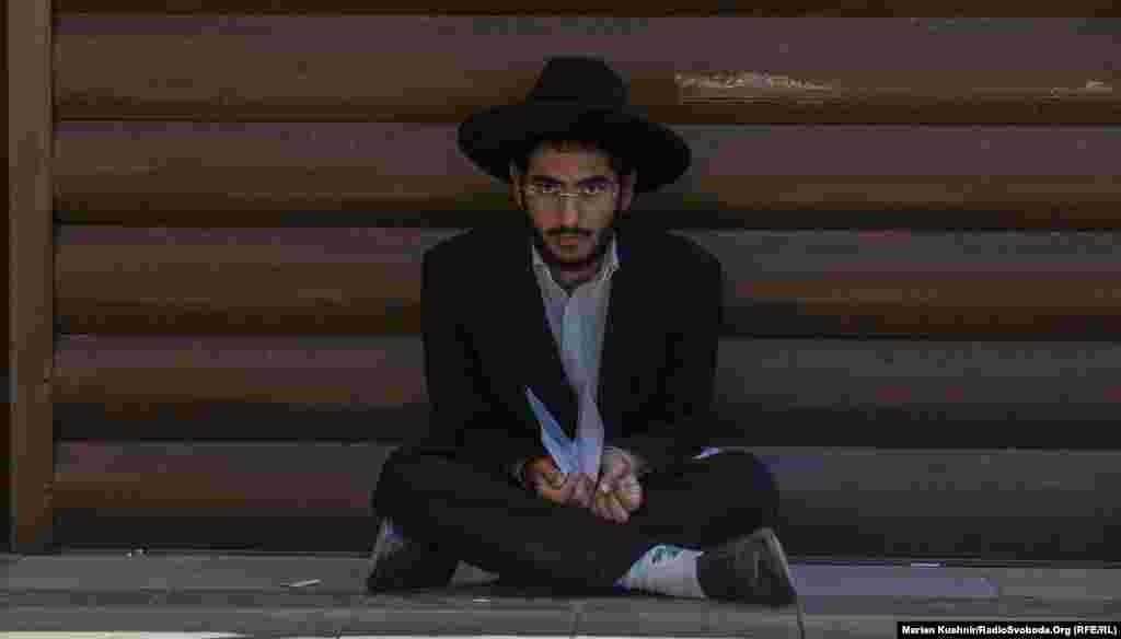 Молитися можна і поблизу стін гробниці. Головне – щирість, а не місце