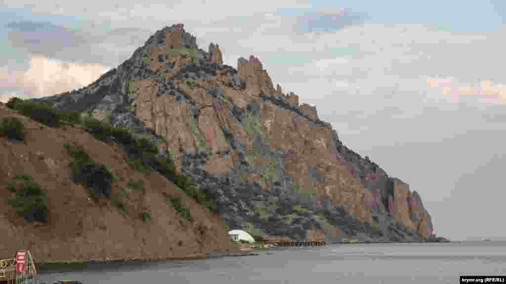 Карадаг на закате в окрестностях поселка Курортное. Чем сегодня живет крымский поселок Курортное – смотрите в фотогалерее Крым.Реалии