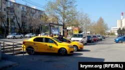 Водители такси на улицах Севастополя, архивное фото