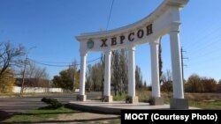 За даними ОВА, протягом доби станом на ранок 31 травня на Херсонщині через російські обстріли загинули три людини, 10 – зазнали поранень