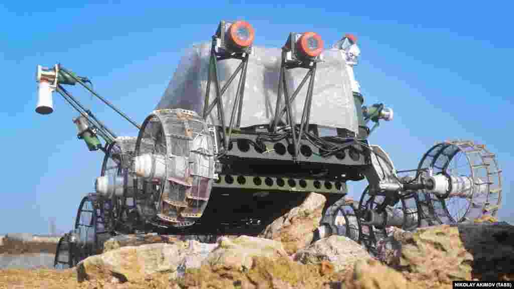 Испытания «Лунохода-1» тоже проводили в Крыму. На фото – испытания ходовой части планетохода в наземных условиях, имитирующих лунный грунт, на лунодроме Центра дальней космической связи в ноябре 1970 года