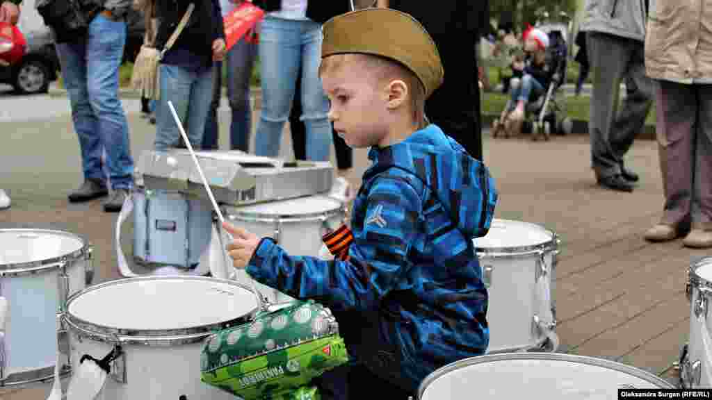 9 мая 2018, Севастополь. Мальчик с воздушным шариком в форме танка во время парада 