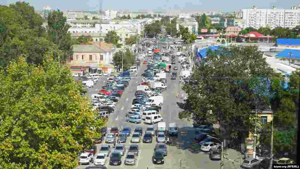 Площадь перед стадионом «Локомотив» превратилась в сплошную автостоянку