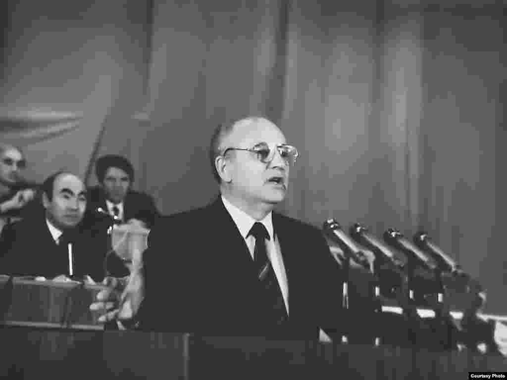 Впрочем, и на постсоветском пространстве высокий рейтинг - вовсе не гарантия безпроблемного пребывания у власти. Речь, конечно, не о Михаиле Горбачеве, который запечатлен на этом фото во время своего последнего официального визита в качестве президента СССР в Бишкек 5 ноября 1991 года. Обратим внимание на задний план, фигура в центре - это тогдашний президент Киргизской ССР Аскар Акаев. На выборах президента Киргизии в 2000 году Акаев получил поддержку 76,4% избирателей, но уже через пять лет, в результате "Революции тюльпанов" был вынужден бежать из страны в Россию, где и живет до сих пор.