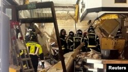 Пожежники працюють на місці події після вибуху в кафе в Мадриді, Іспанія, 13 вересня 2025 року