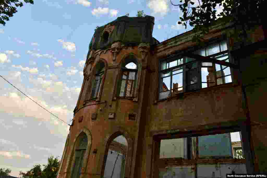 Впрочем, правда оказывается куда прозаичнее – замок для любимой дочери построил местный купец Игнат Волобуев