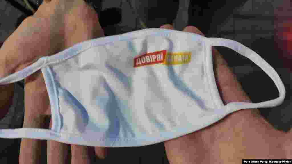 Де? Одеса. Що роздають? Маски Від кого? Геннадій Труханов, мер Одеси.  Деталі: 2 вересня під час святкування Дня Одеси відвідувачам свята безкоштовно роздавали маски з символікою партії чинного мера Геннадія Труханова. При цьому спостерігачі за виборами відзначають, що ще до офіційного старту кампанії діяльність Труханова щодо виконання повноважень одеського міського голови «неможливо було чітко відмежувати від активності потенційного кандидата та неформального лідера політичної партії «Довіряй ділам». 