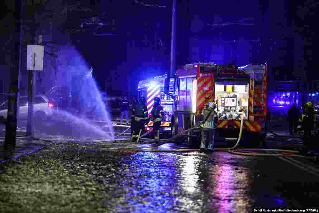 Затоплена вулиця у середмісті Києва поблизу станції метро «Лук'янівська» через пошкодження атакою трубопроводу