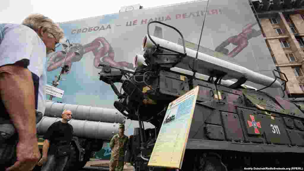 Відвідувач читає технічні характеристики зенітно-ракетного комплексу «БУК-1М» на виставці української військової техніки «Міць нескорених» до Дня Незалежності України. Київ, Хрещатик, 22 серпня 2017 року ПЕРЕГЛЯНЬТЕ ФОТОГАЛЕРЕЮ