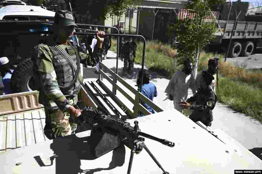 Військовий збройних сил Афганістану супроводжує в'язнів-талібів під час звільнення їх із в'язниці в Баграмі 