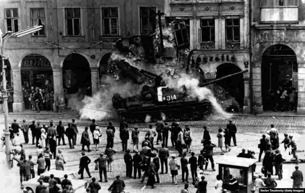 Часть армии вторжения проникла в Чехословакию из Польши. Танки проезжали через город Либерец на севере страны. Население города было крайне недовольно агрессией и оказывало сопротивление: на центральной площади в солдат бросали камни и помидоры. Погибли 9 горожан, в том числе не успевшие убежать, когда танк врезался в одно из зданий в центре Либерца.  