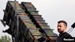 Президент України Володимир Зеленський стежить за навчаннями українських солдатів на ЗРК Patriot на військовому полігоні у нерозголошеному місці в Німеччині, 11 червня 2024 року