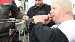 Педіатр зі Львова зубами протягнув 600-тонне судно на 16 метрів – відео Педіатр зі Львова зубами протягнув 600-тонне судно на 16 метрів – відео