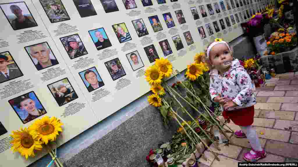 День пам’яті загиблих за свободу України на Михайлівській площі у Києві. На фото –  Ліза, сестра загиблого Георгія Тороповського з 40-го батальойону територіальної оборони «Кривбас». Мати Георгія Тетяна після загибелі єдиного 18-річного сина наважилася на пізніх дітей і народила ще двох – хлопчика і дівчинку. Київ, 29 серпня 2018 року ПЕРЕГЛЯНЬТЕ ФОТОГАЛЕРЕЮ