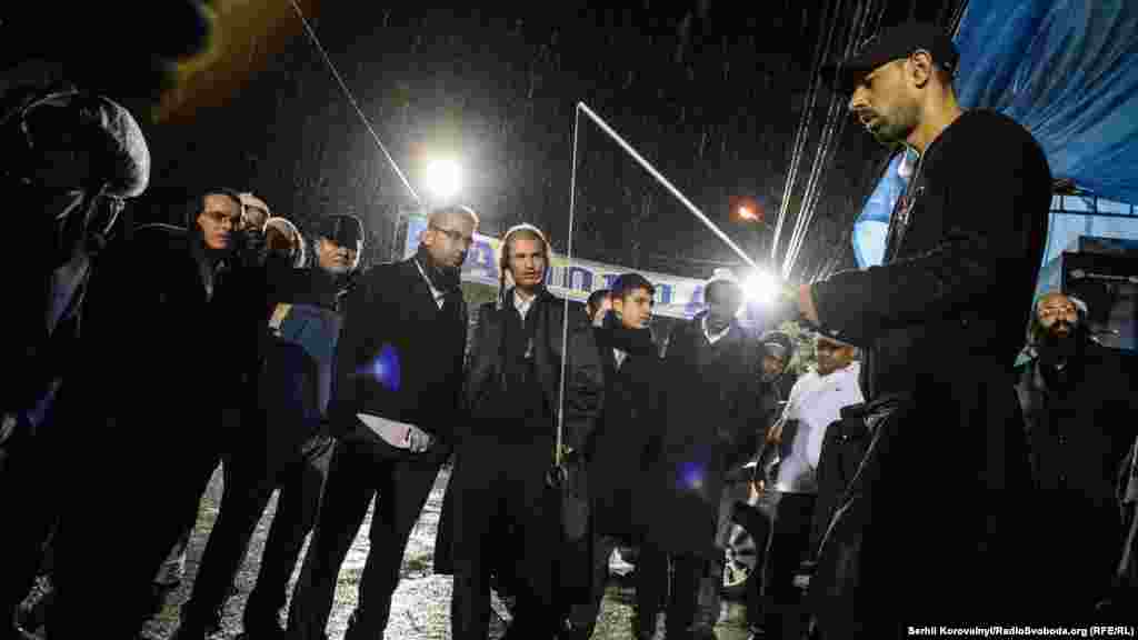 Популярны различные игры. В понедельник, улица Пушкина будет заполнена хасидами, которые будут шумно отмечать приход Нового 5776-го года