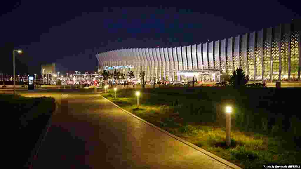 Вид на здание терминала со стоянки автотранспорта