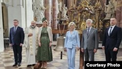 Урочиста церемонія передачі Дзвону Свободи за участю королеви Нідерландів Максими (третя ліворуч) і президента Чехії Петра Павела (другий праворуч), Прага, 5 червня 2025 року