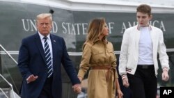 14-річний Баррон Трамп (праворуч) хворів на COVID-19 разом зі своїми батьками – Дональдом і Меланією Трамп