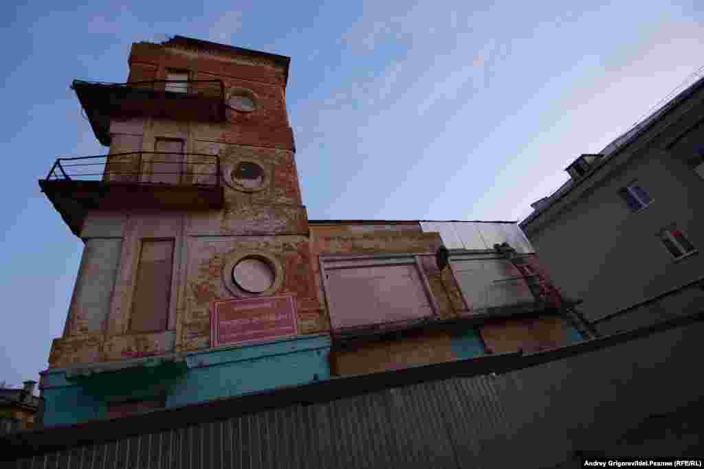 А это одна из старых доминант — каланча, которую едва не снесли вместе со зданием в 2016 году. Помешал скандал. 