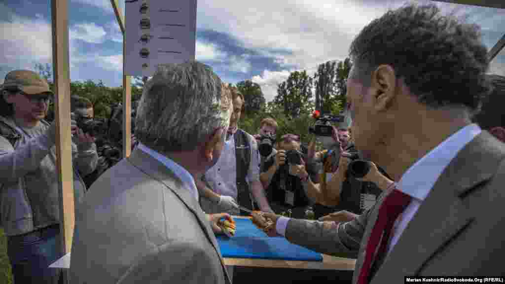 На смак бургери спробували й  Юґ Мінґареллі, голова представництва ЄС в Україні, та Рубен Медсен, посол Данії в Україні