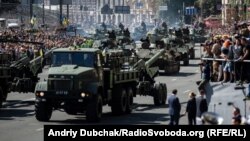 Військова артилерія проїздить Хрещатиком