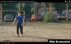 Автомобіль праворуч має українські номерні знаки