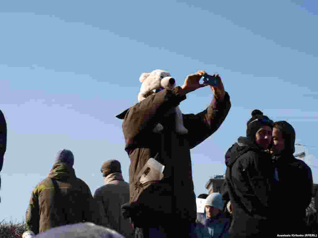 "белую шапку лучше видно, чем белую ленту"